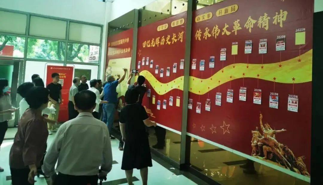 探寻高圆圆和袁泉的穿衣风格,谁更符合2019年度气质风?